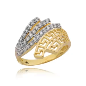 Złoty pierścionek podkreślający subtelny blask kamieni.