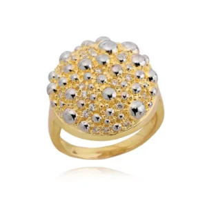 Pierścionek ze złota łączący klasykę z nowoczesnością.