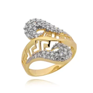 Złoty pierścionek podkreślający subtelny blask kamieni.