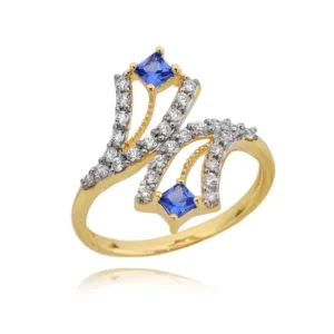 Złoty pierścionek podkreślający subtelny blask kamieni.