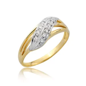 Złoty pierścionek podkreślający subtelny blask kamieni.