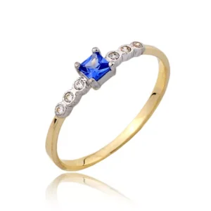 Złoty pierścionek podkreślający subtelny blask kamieni.