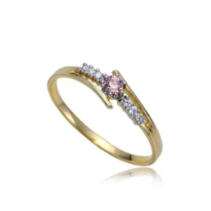 Elegancki pierścionek będący doskonałym dodatkiem do stylizacji.