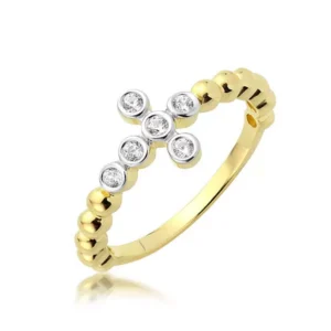 Złoty pierścionek podkreślający subtelny blask kamieni.