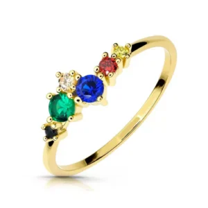 Złoty pierścionek podkreślający subtelny blask kamieni.