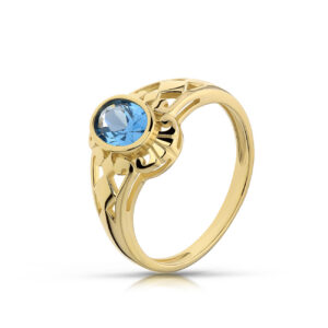 Złoty pierścionek podkreślający subtelny blask kamieni.