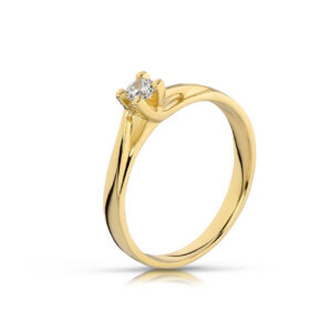 Złoty pierścionek podkreślający subtelny blask kamieni.