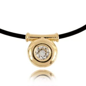 Delikatny wisiorek ze złota.