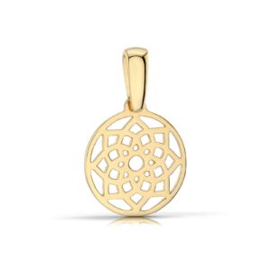 Złoty wisiorek jako elegancki dodatek.